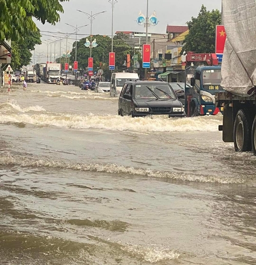 Quốc lộ 1A qua Nghệ An, Hà Tĩnh bị nước lũ chia cắt